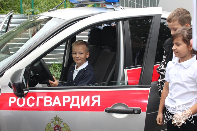 Росгвардейцы провели уроки мужества для учащихся города Мичуринска, посвященные Дню солидарности в борьбе с терроризмом