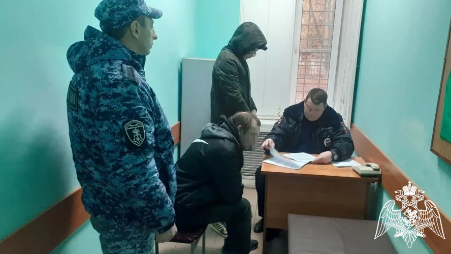 Росгвардейцы задержали двоих мужчин по подозрению в краже алкогольной продукции из магазина в Котовске