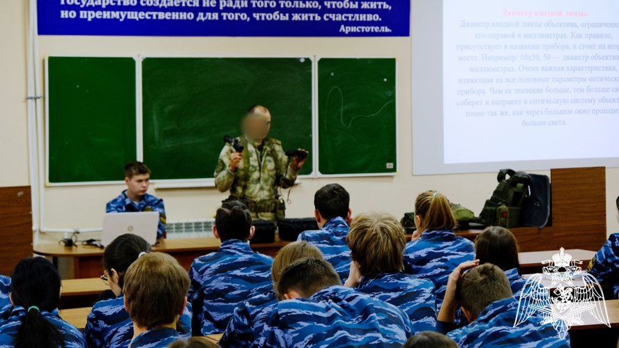 Сотрудник спецподразделения Росгвардии провел тематическую встречу со студентами в Тамбове