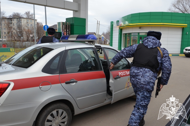 Росгвардейцы задержали двоих мужчин по подозрению в краже алкогольной продукции из магазина в Котовске