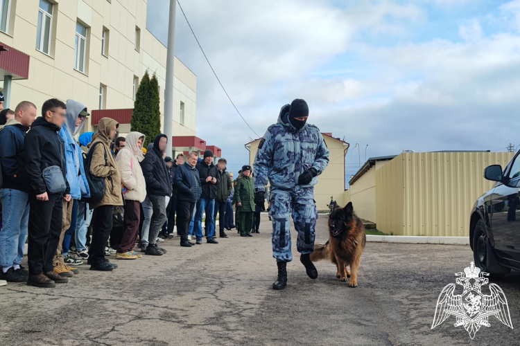 В Тамбове управление Росгвардии открыло двери для участников акции «День призывника»