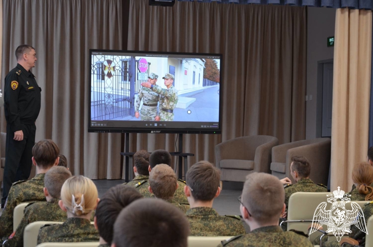 Представитель Саратовского военного института Росгвардии провел профориентационные встречи с учащимися школ города Тамбова
