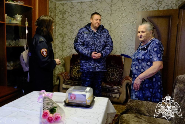 Росгвардейцы поздравили с днём рождения маму погибшего воина правопорядка в Тамбове