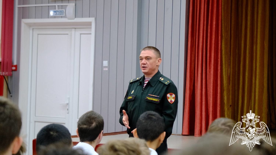 Представитель Саратовского военного института Росгвардии провел профориентационные встречи с учащимися школ города Тамбова