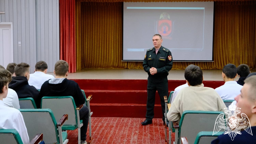 Представитель Саратовского военного института Росгвардии провел профориентационные встречи с учащимися школ города Тамбова