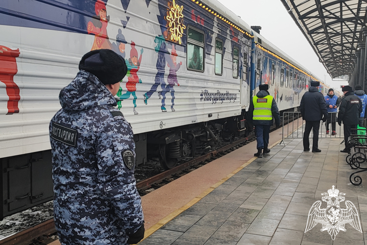 Росгвардейцы обеспечили безопасность пребывания поезда Деда Мороза в Тамбове
