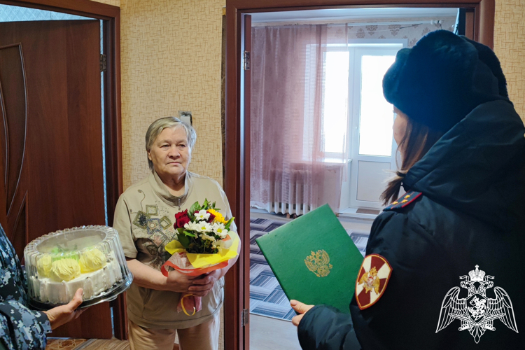 Росгвардейцы поздравили с юбилеем маму погибшего военнослужащего в Тамбове
