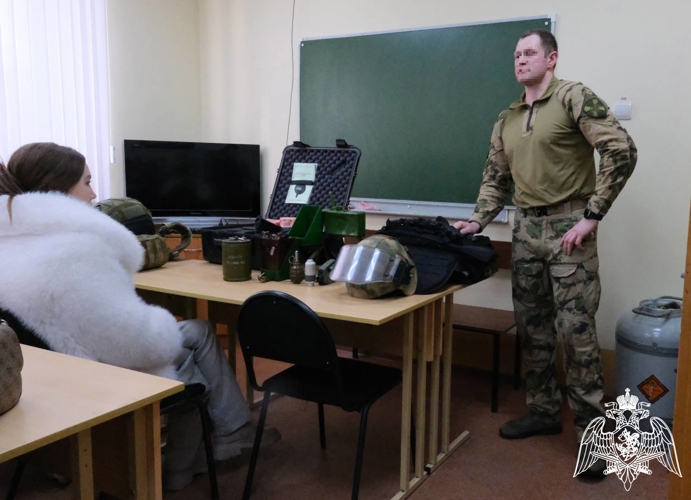 Росгвардейцы провели патриотическое мероприятие с тамбовскими студентами в преддверии профессионального праздника 