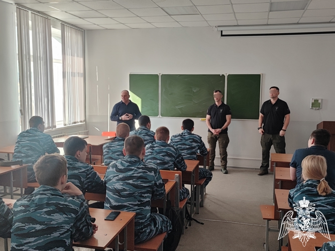 Сотрудники СОБР провели тематическое занятие для тамбовских студентов