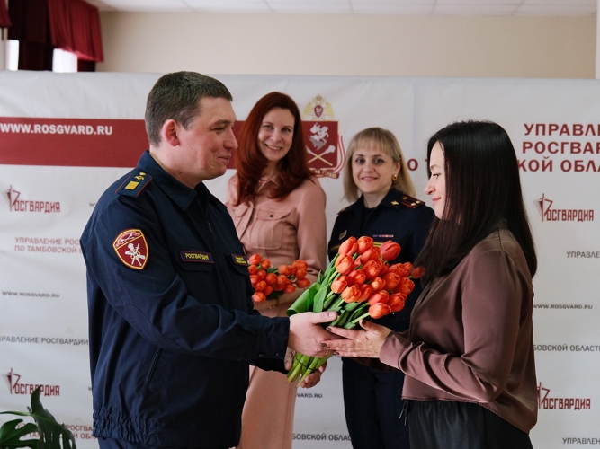 Росгвардейцы поздравили женщин-коллег с наступающим праздником 8 марта в Тамбове