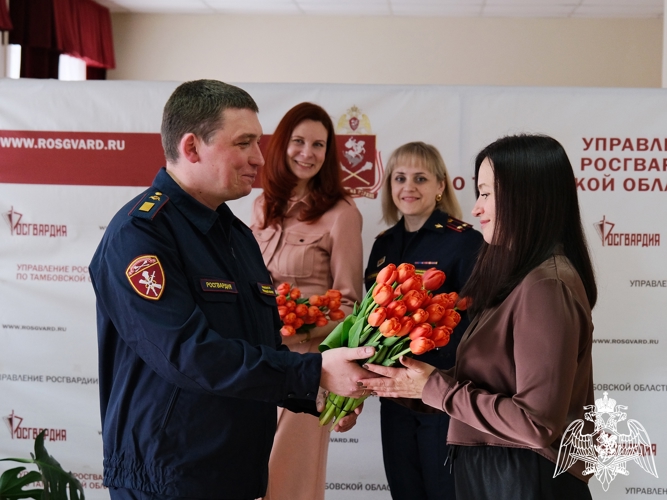 Росгвардейцы поздравили женщин-коллег с наступающим праздником 8 марта в Тамбове