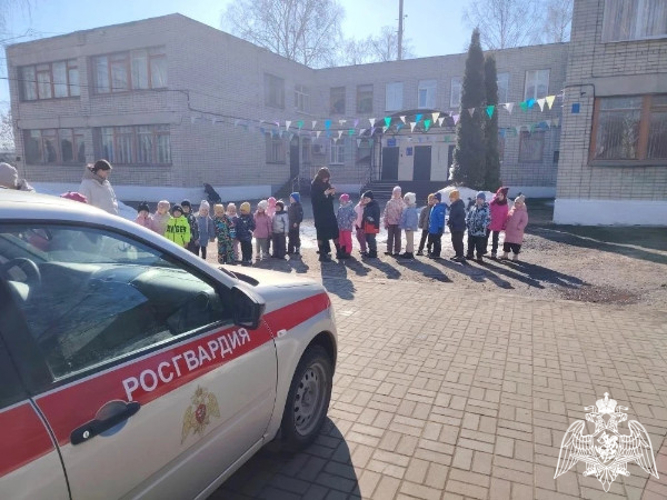 В честь юбилея ведомства росгвардейцы навестили воспитанников детского сада в Тамбове 