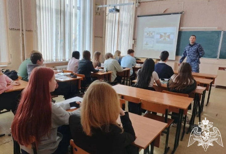 В преддверии юбилея ведомства росгвардейцы провели урок мужества для школьников в городе Тамбове
