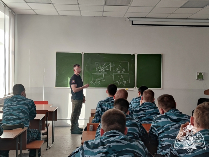 Сотрудники СОБР провели тематическое занятие для тамбовских студентов