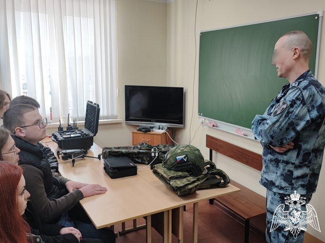 В преддверии профессионального праздника росгвардейцы провели День открытых дверей для тамбовских студентов