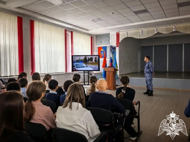 Росгвардейцы провели урок для тамбовских школьников в преддверии юбилея ведомства