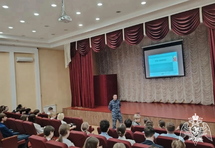 Росгвардейцы провели урок мужества для учащихся тамбовской школы