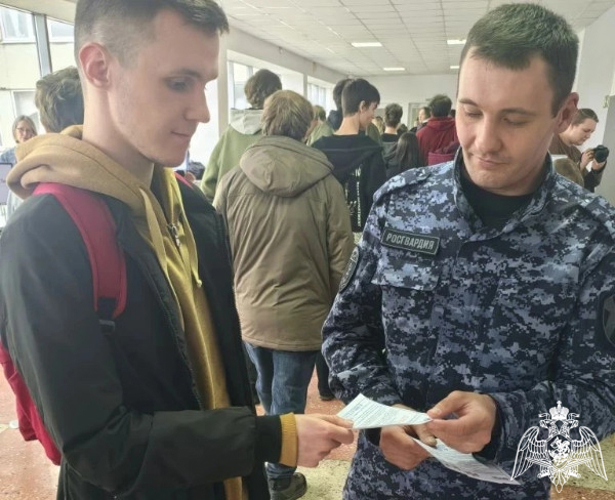 Тамбовские росгвардейцы приняли участие в ярмарке вакансий