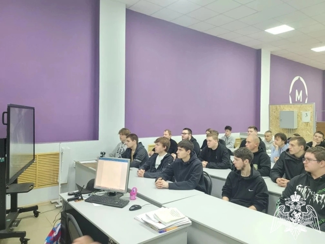 В рамках ведомственной акции тамбовские росгвардейцы провели урок для учащихся колледжа