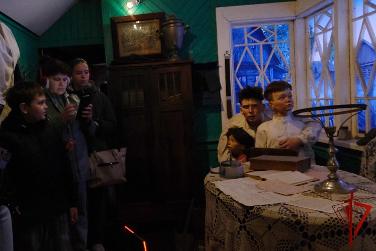 Тамбовские росгвардейцы и члены их семей посетили уникальную выставку «Поезд Победы»