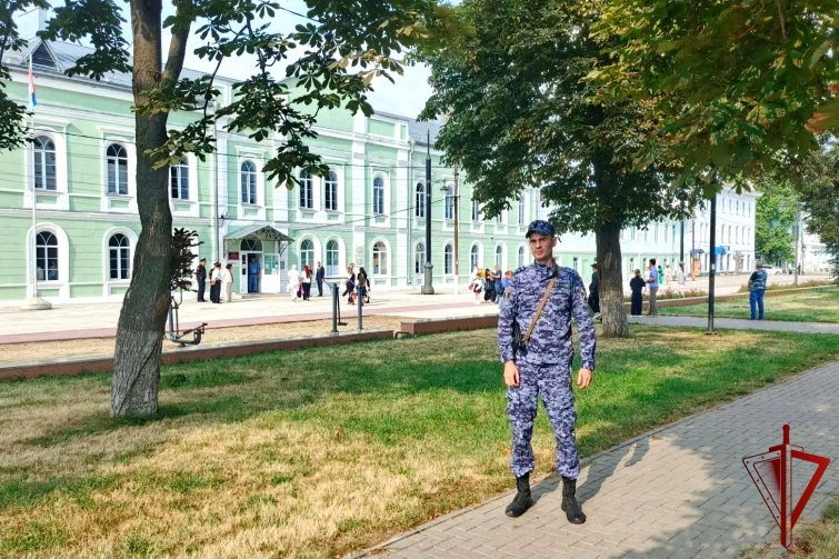 Росгвардейцы обеспечили правопорядок в День знаний в Тамбове
