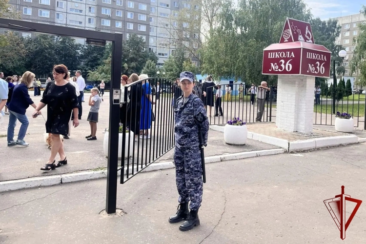 Росгвардейцы обеспечили правопорядок в День знаний в Тамбове