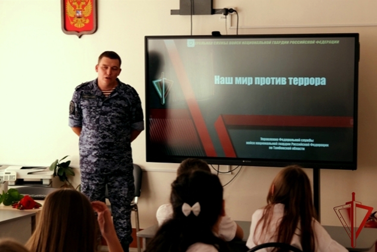 Росгвардейцы приняли участие в мероприятиях в честь Дня знаний в Тамбове