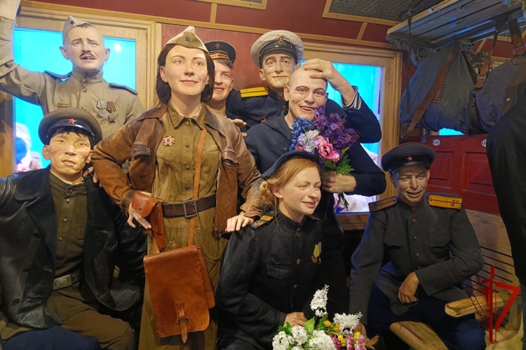 Тамбовские росгвардейцы и члены их семей посетили уникальную выставку «Поезд Победы»