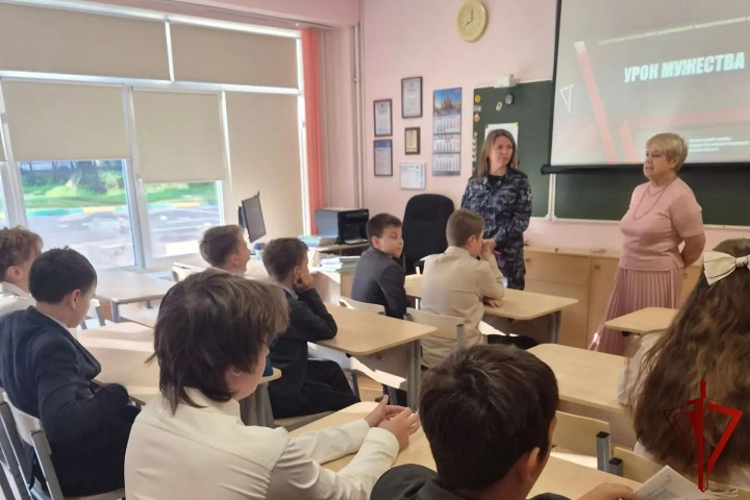 Росгвардейцы провели урок для тамбовских школьников в честь годовщины образования ведомства