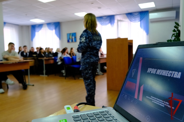 Офицер Росгвардии встретилась с тамбовскими студентами в рамках ведомственной акции
