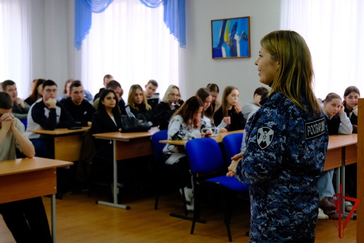 Офицер Росгвардии встретилась с тамбовскими студентами в рамках ведомственной акции